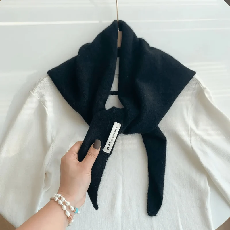 Driehoekssjaal van wolmix – Gebreid, 110 bij 38 cm en veelzijdig te dragen