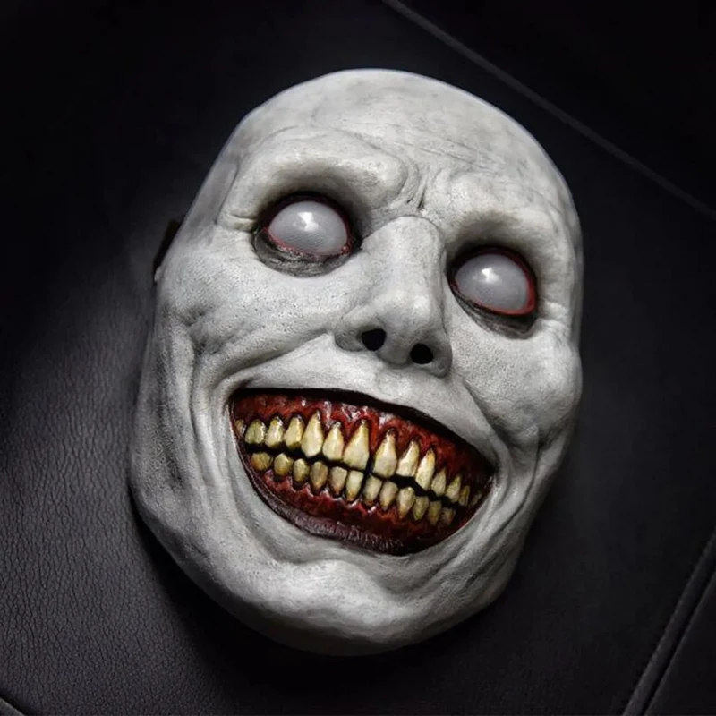Halloween Costume: Scary Demon Mask with Sharp Teeth and Wrinkles for Dressing Up at a Party