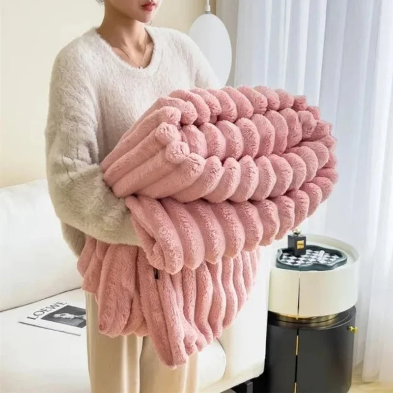 Luxurious plush blanket with ribbed pattern