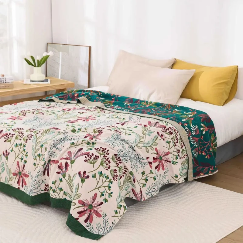 Soft warm floral-patterned blanket – Four layers of gauze
